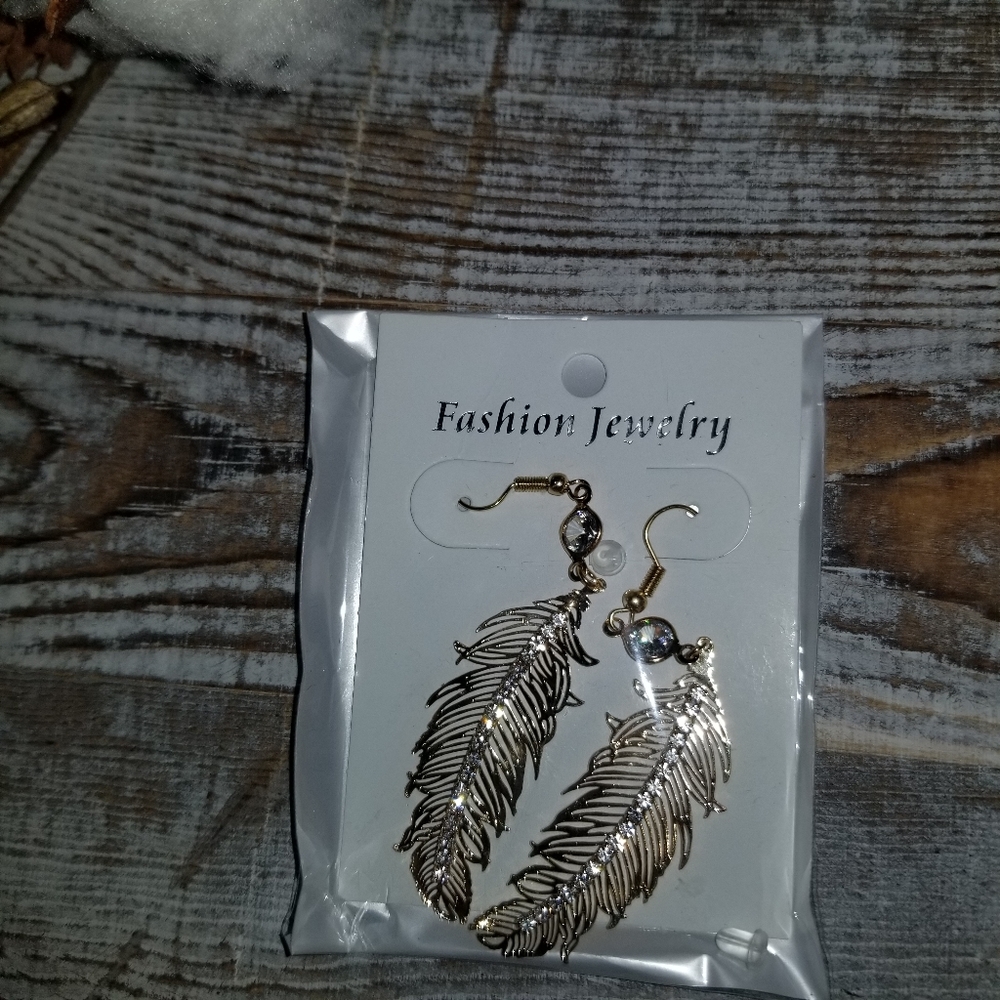 Beautiful gold feather dangle earrings - Picture 3 of 4